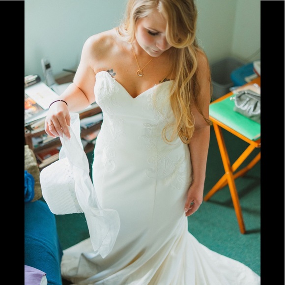 ATELIER PRONOVIAS Barcelona Trumpet Style Wedding Dress - Picture 3 of 9